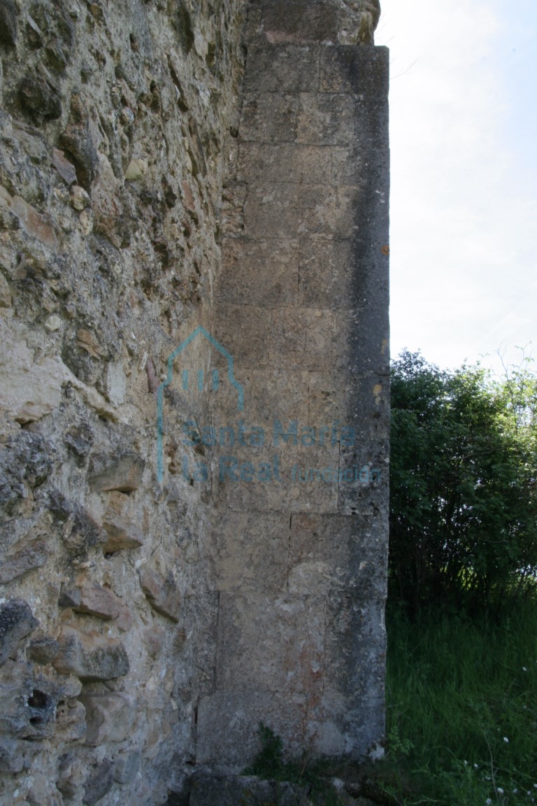 Detalle de un contrafuerte en el lado norte