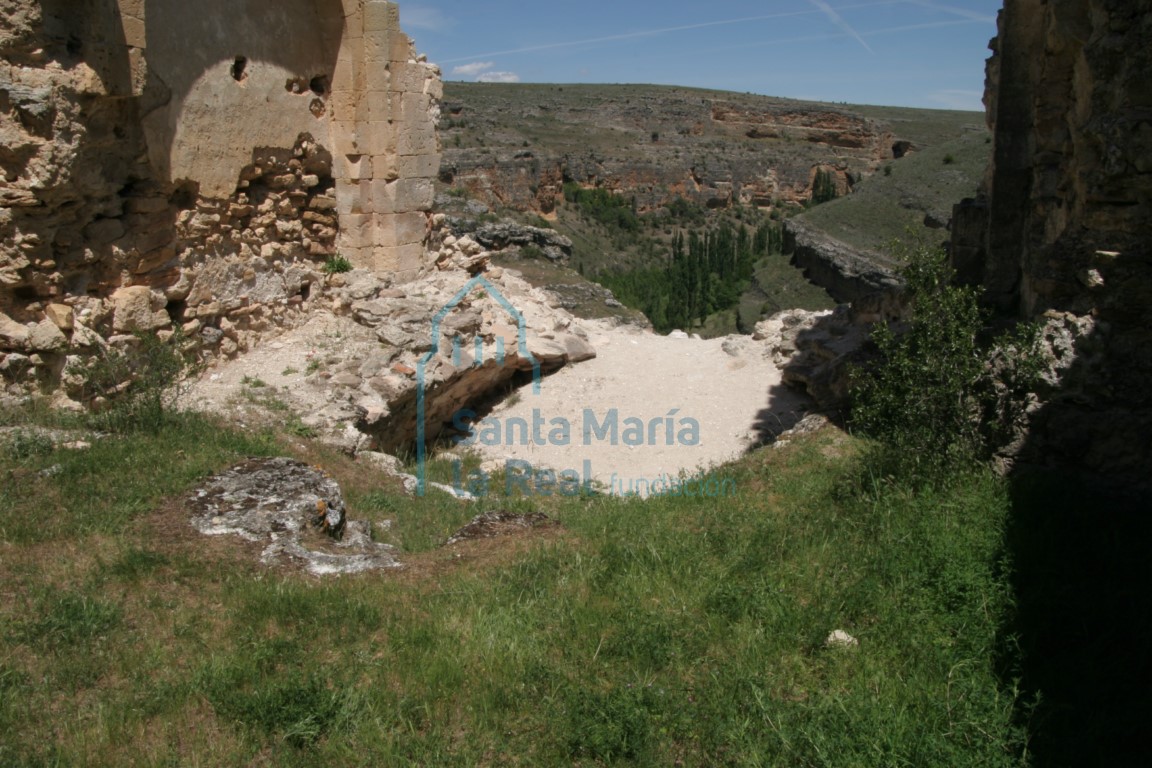 Vista de la cripta en el interior de la cabecera