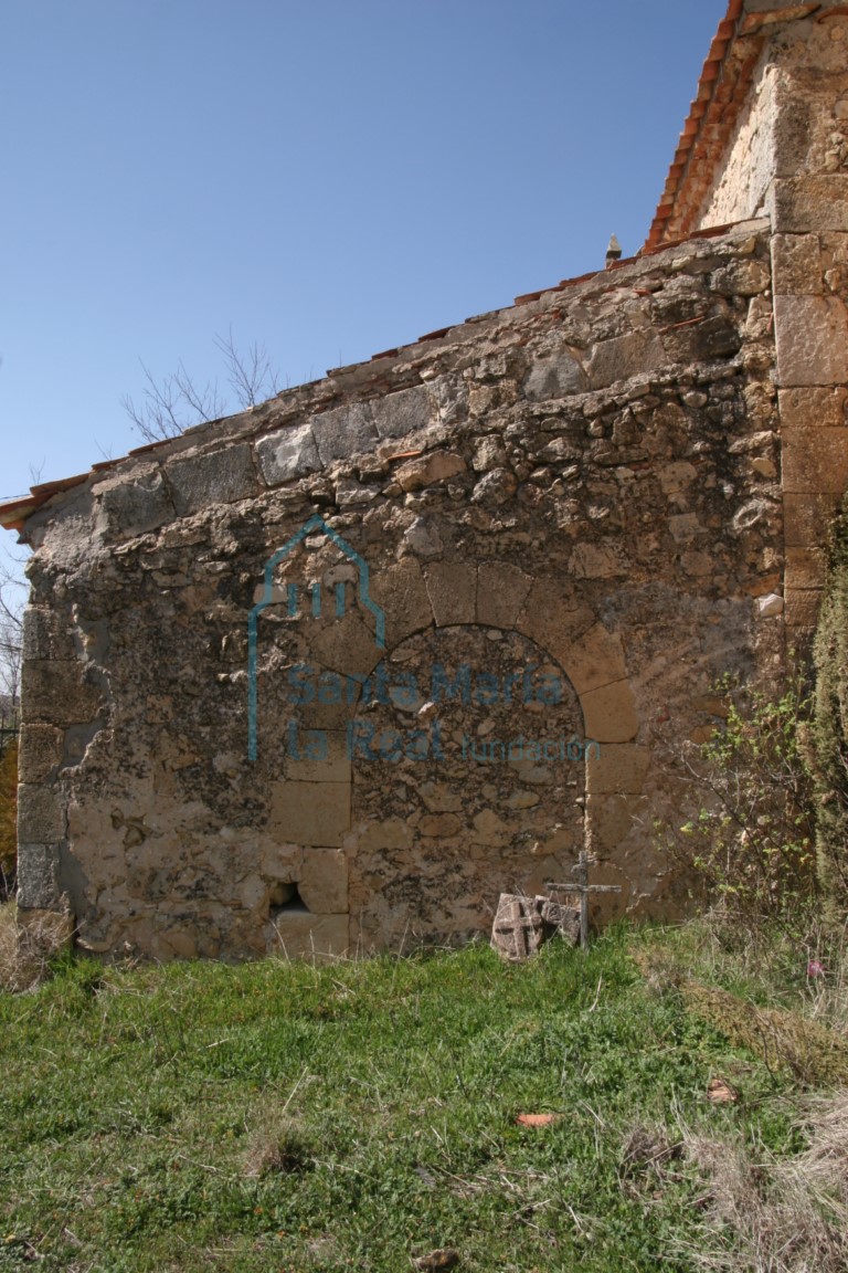 Portada oriental cegada del pórtico