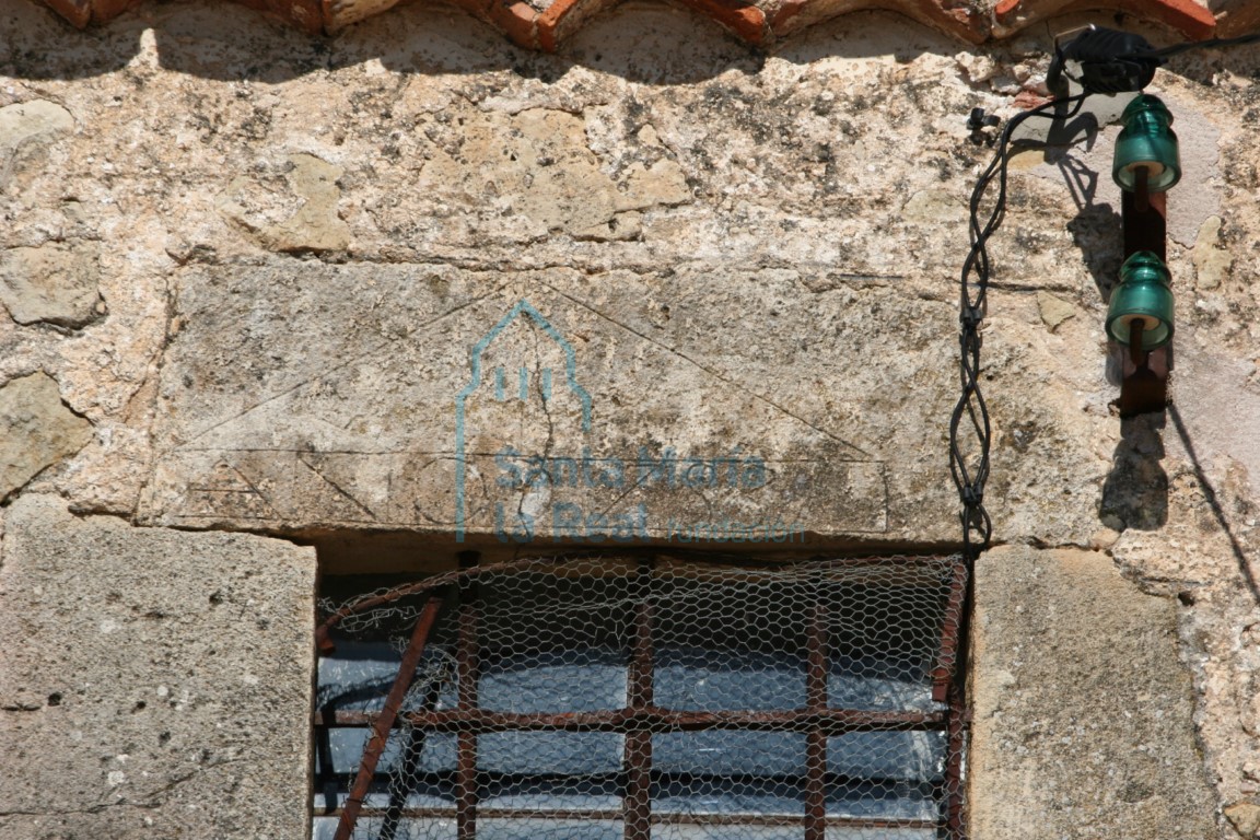 Inscripción de una de las ventanas de la nave