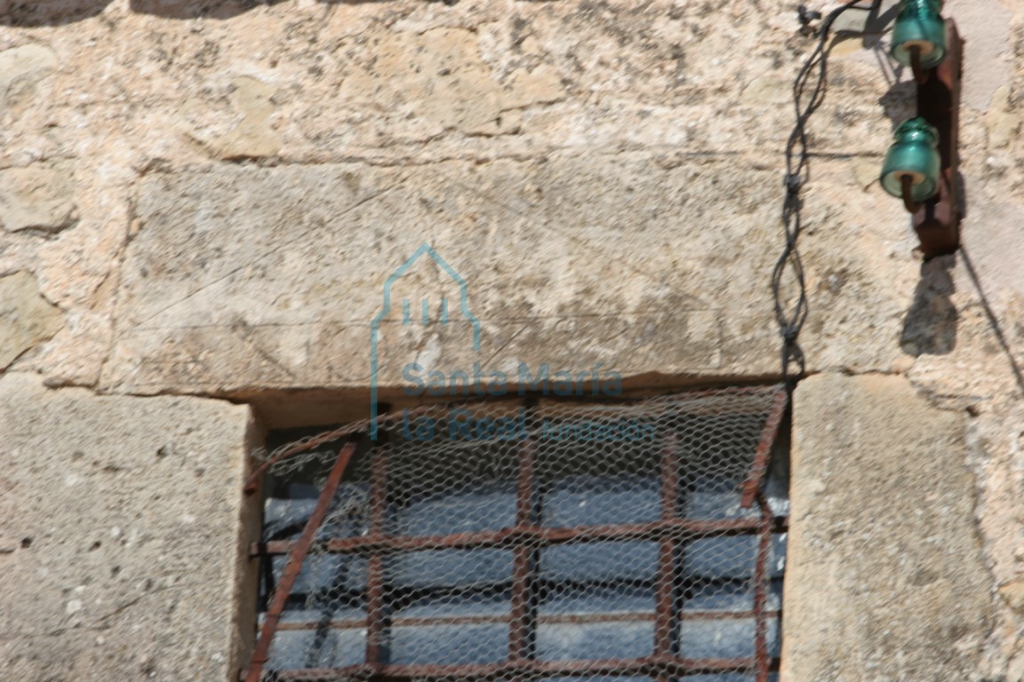 Inscripción de una de las ventanas de la nave