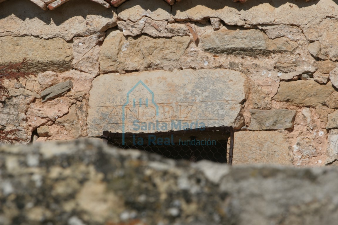 Inscripción de una de las ventanas de la nave