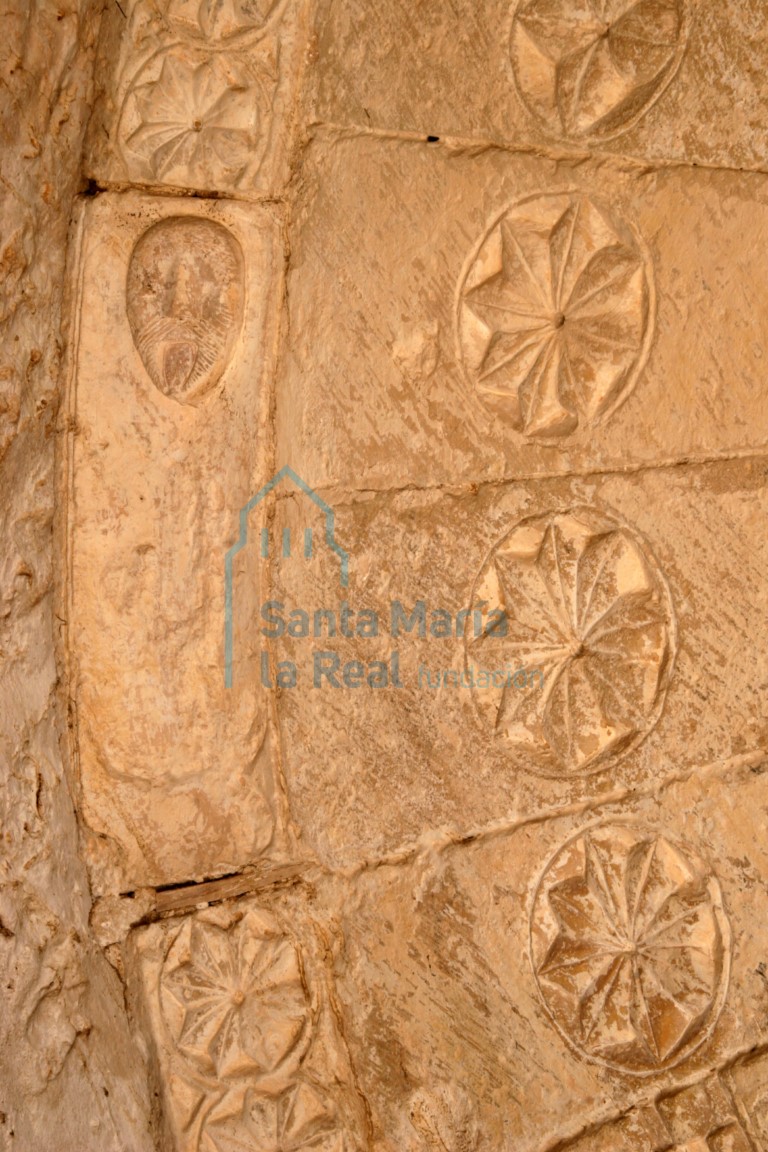 Detalle de la arquivolta de la portada