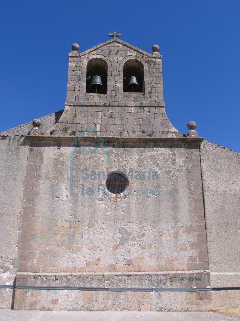 Detalle de la espadaña en la fachada occidental