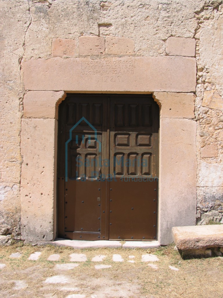 Puerta adintelada de la fachada sur