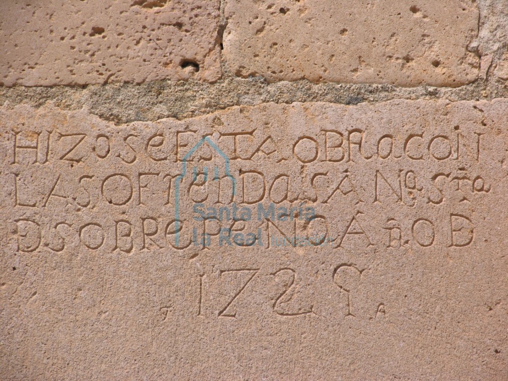 Inscripción en el dintel de la puerta del sur