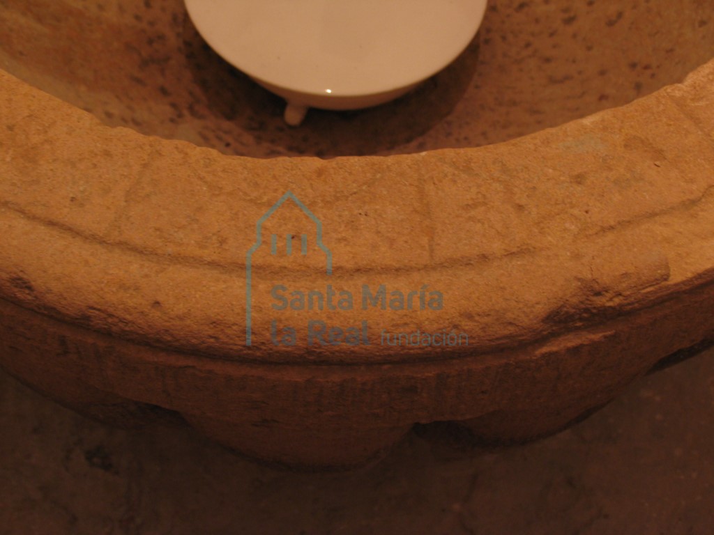 Detalle de pila bautismal