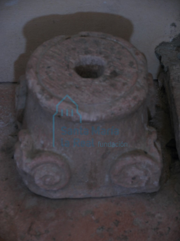 Restos de capitel reutilizado