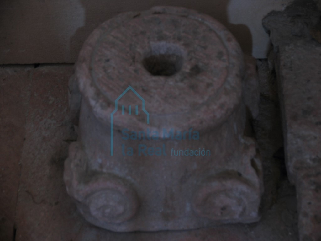 Restos de capitel reutililizado