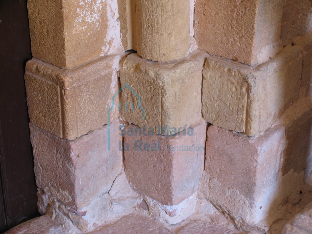 Detalle de basas de columna y jambas prismaticas