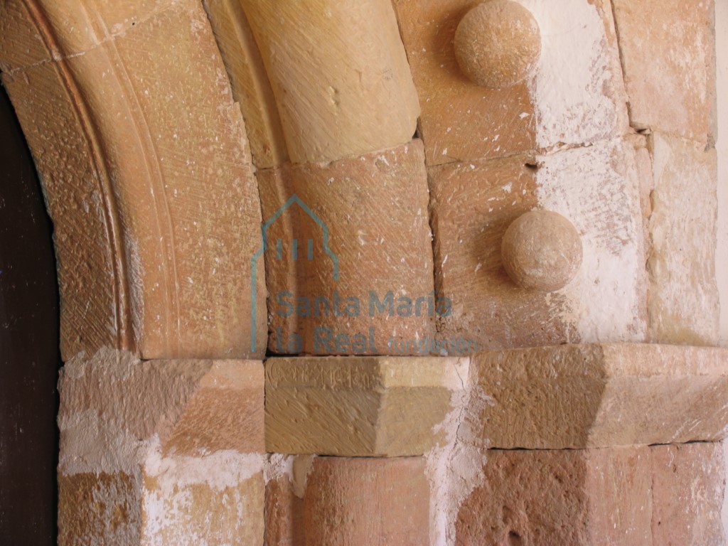 Detalle de cimacios de la portada