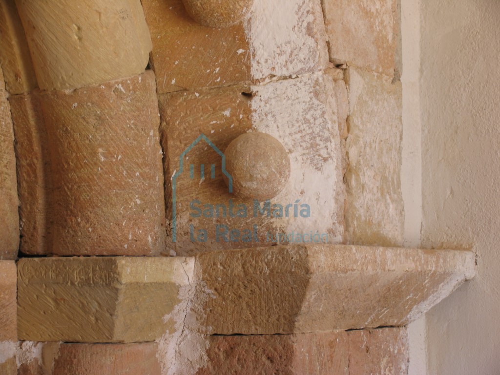 Detalle de bola tallada en la arquivolta