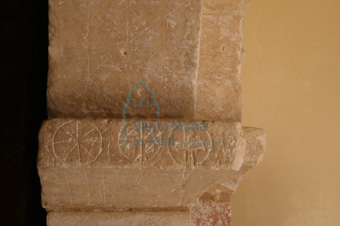 Impostas decoradas con cruces inscritas en clipeos