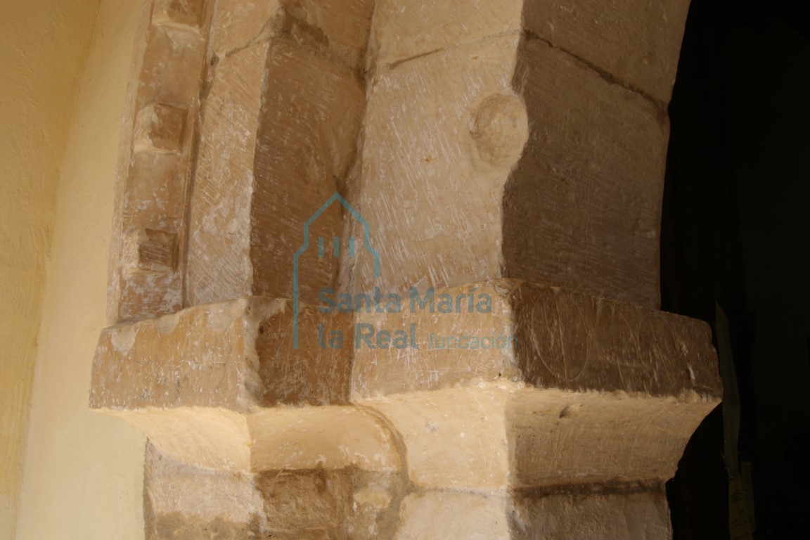 Detalle de impostas de la portada meridional