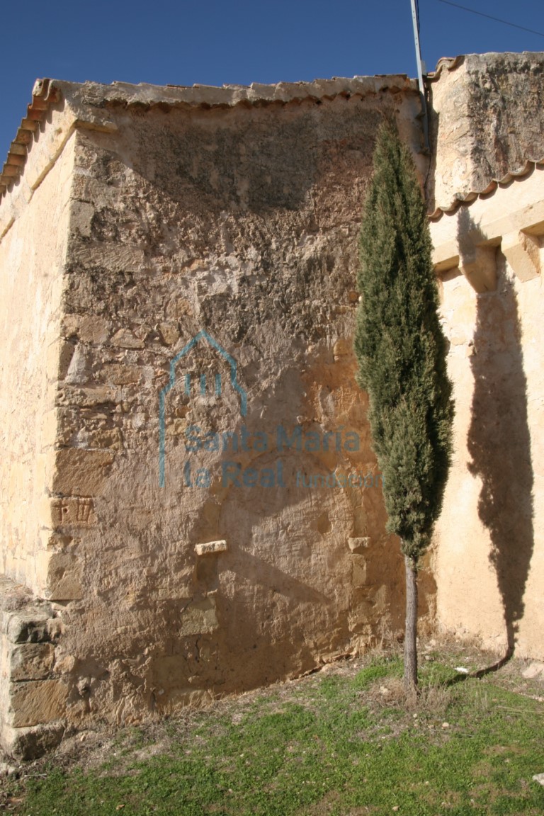 Arco cegado de acceso oriental al atrio porticado