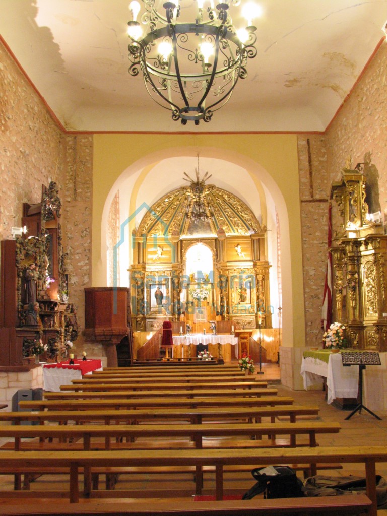 Vista del interior de la iglesia desde los pies