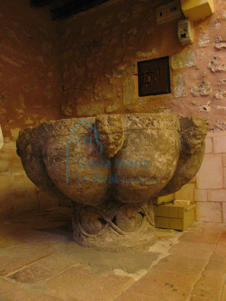 Pila bautismal gallonada con cabecitas humanas intercaladas Pila bautismal gallonada con cabecitas humanas intercaladas