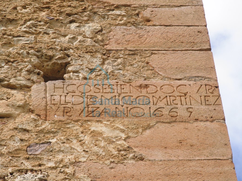 Vista de inscripción enlos sillares labrados de la esquina de la torre