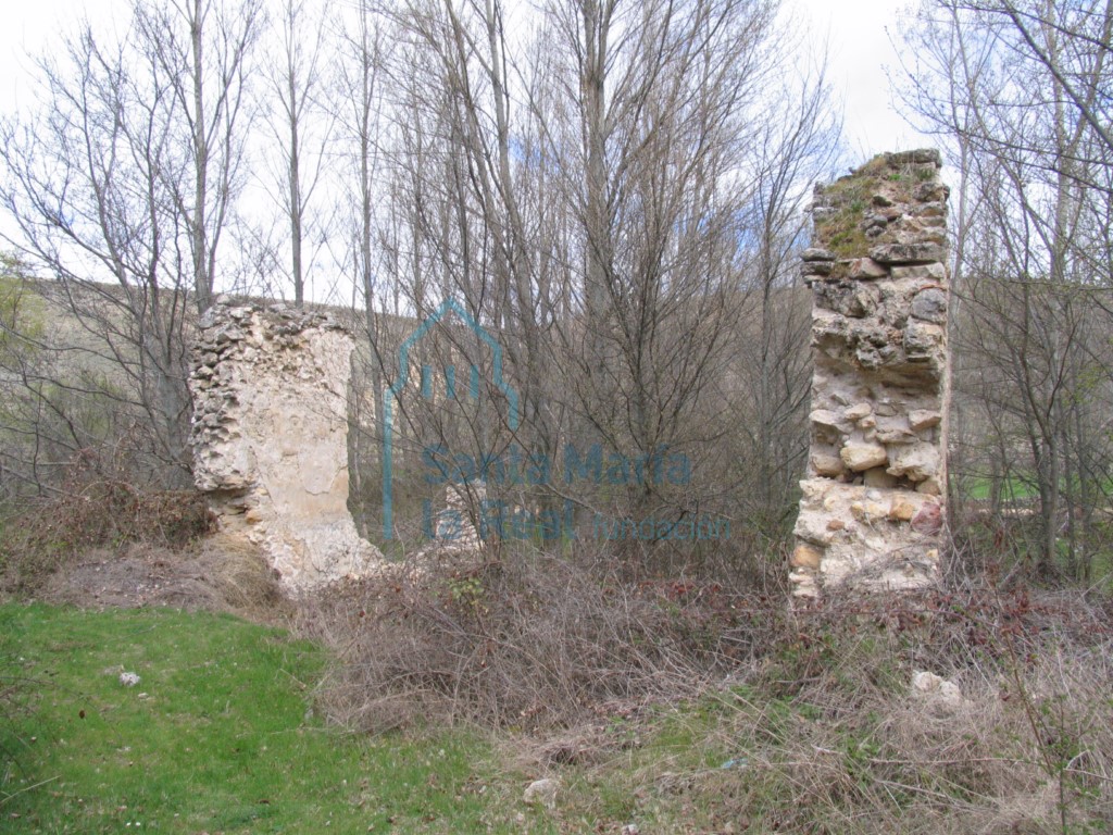 Vista de los restos de los muros de la ermita