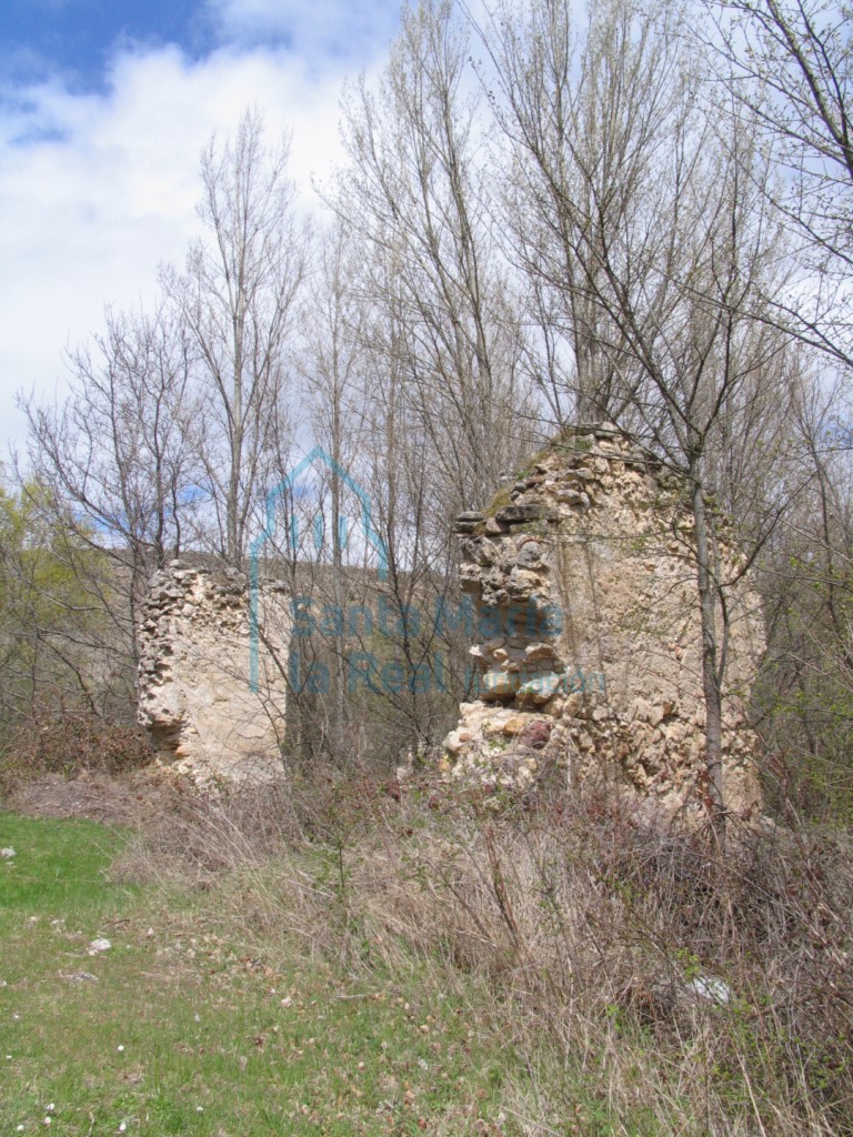 Vista de los restos de los muros de la ermita