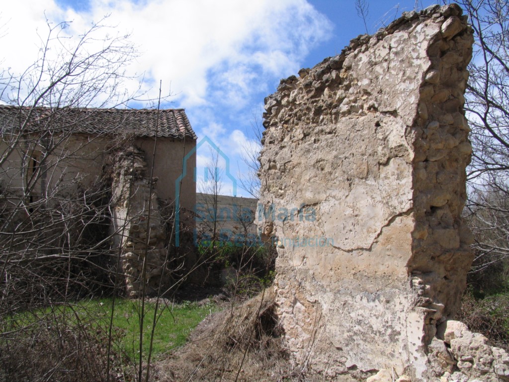 Vista de los restos de los muros de la ermita