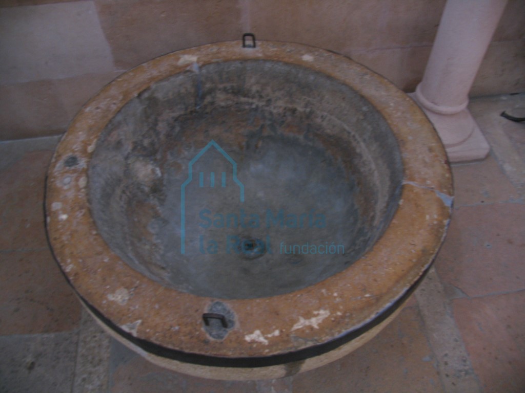 Vista del interior del vaso de la pila bautismal