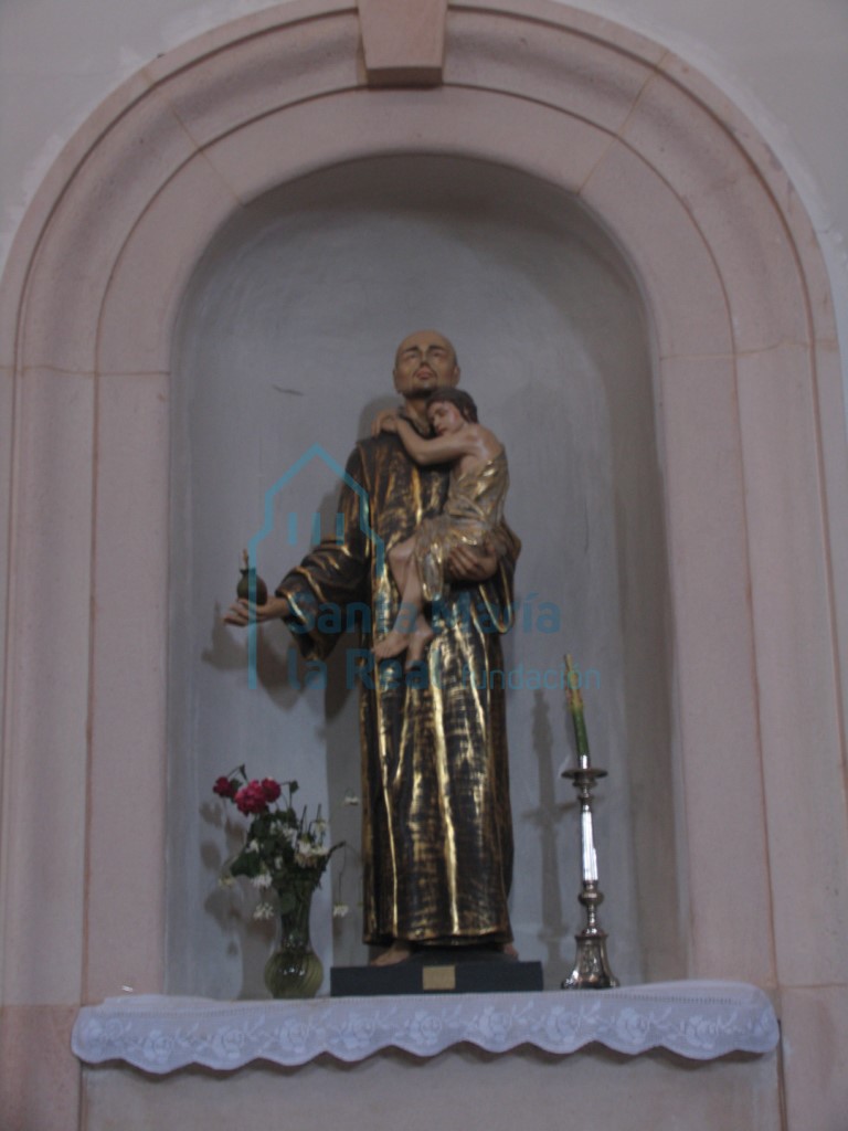 Vista de una hornacina del interior de la iglesia