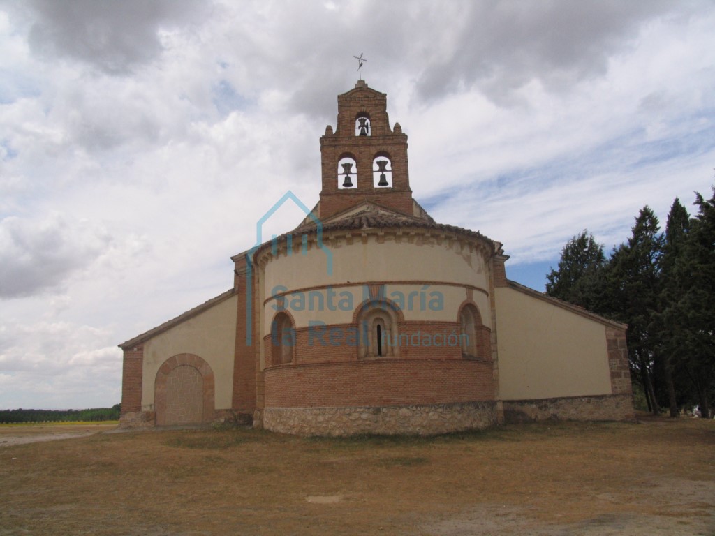 Vista de la ermita desde el este Vista de la ermita desde el este