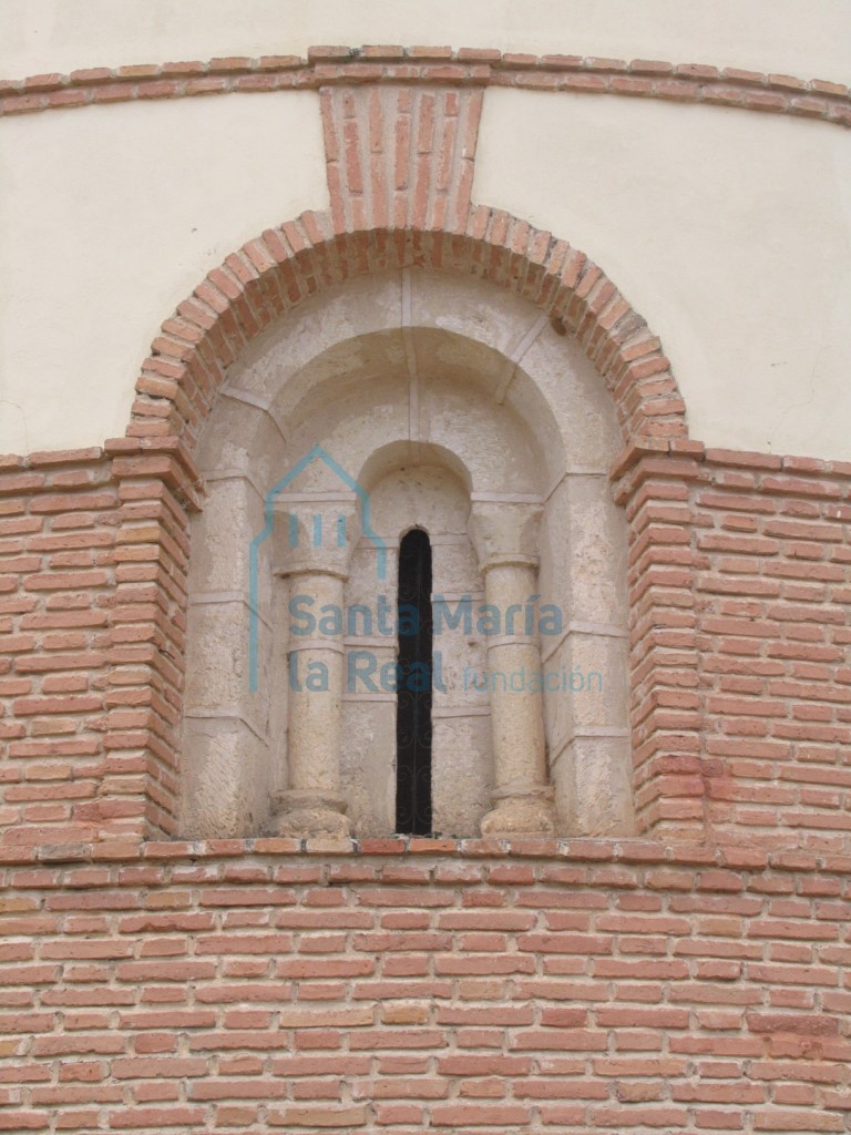 Vista de la aspillera izquierda del ábside