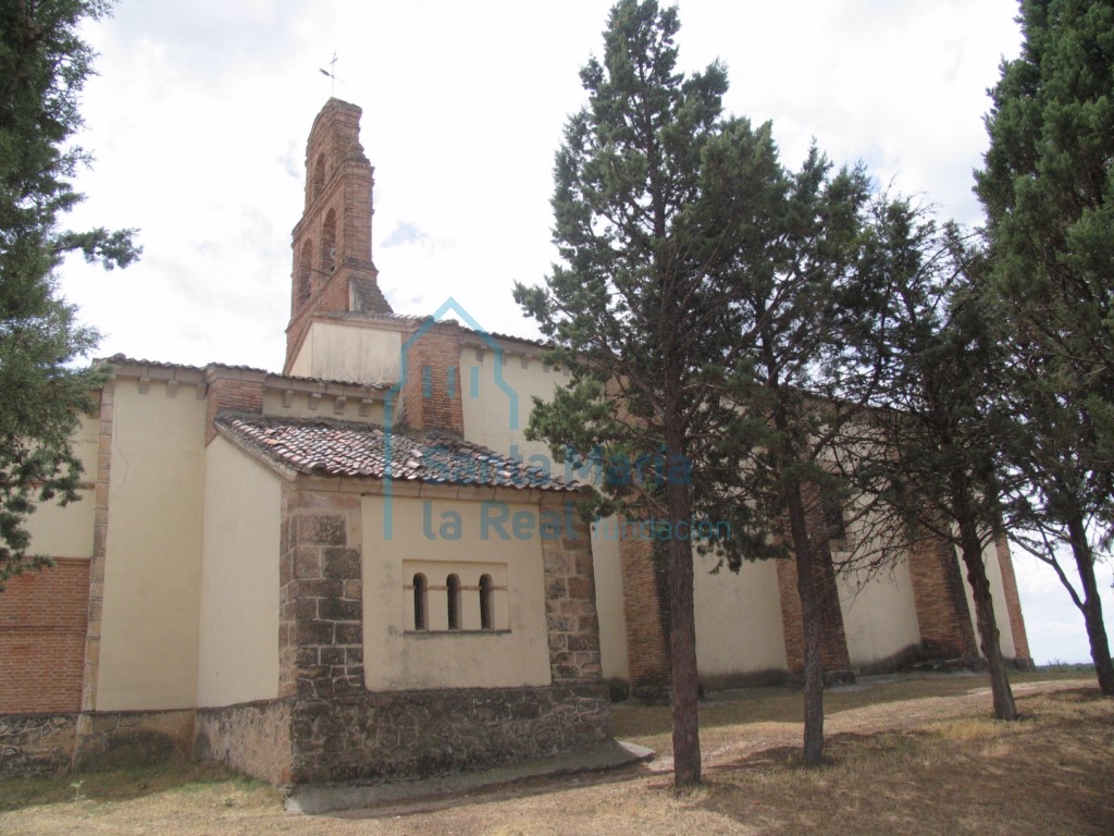 Vista de la iglesia desde el noreste