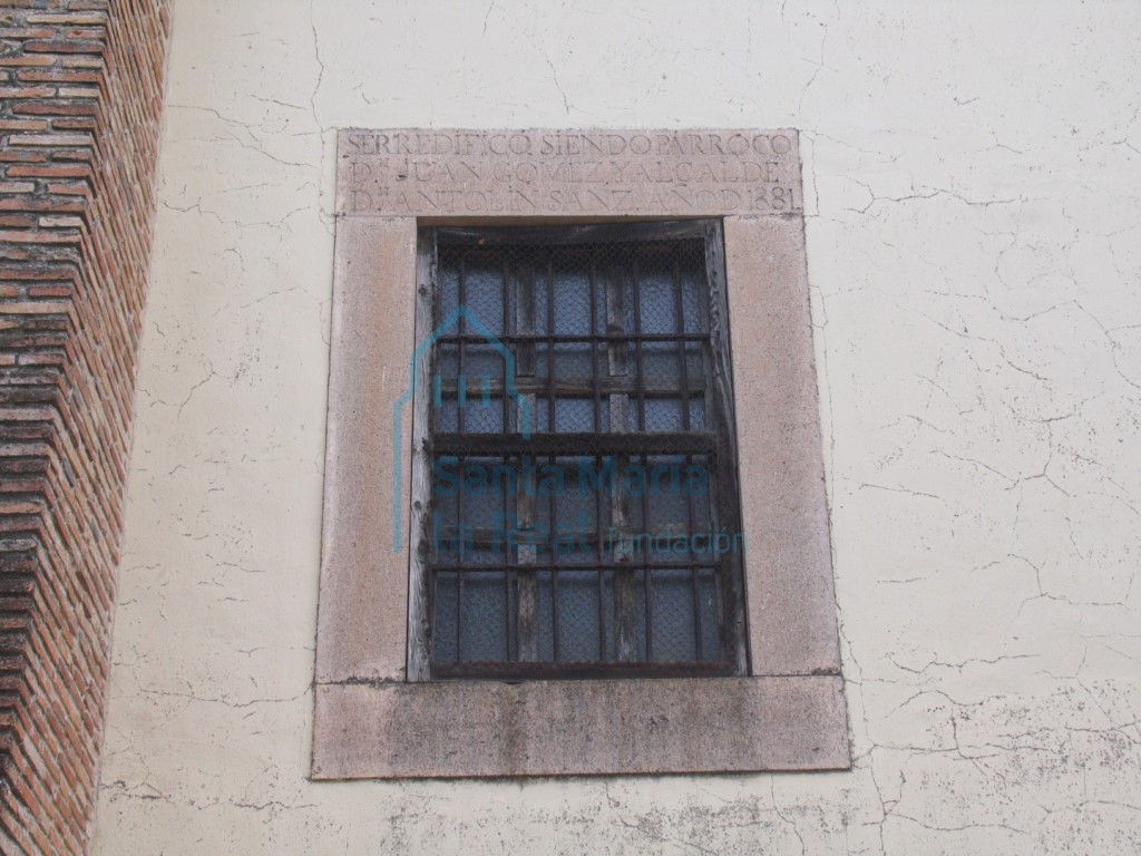 Vista de una ventana con inscripción en el dintel