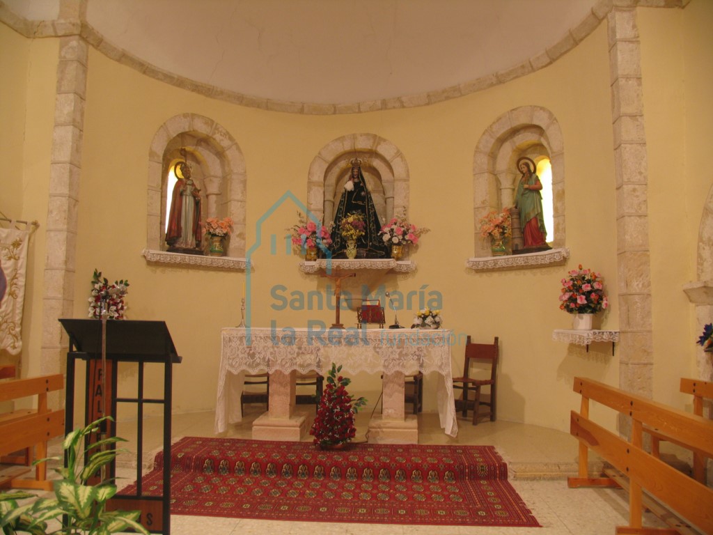 Vista de los vanos del ábside desde el interior