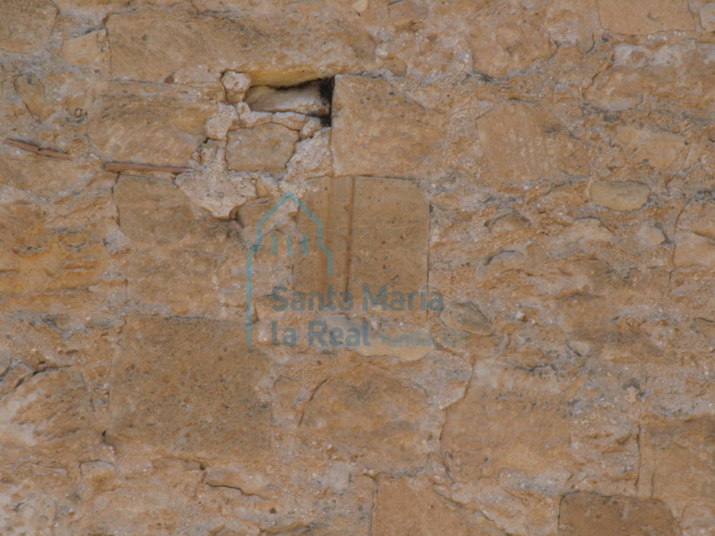 Elemento reutilizado en el muro de la iglesia
