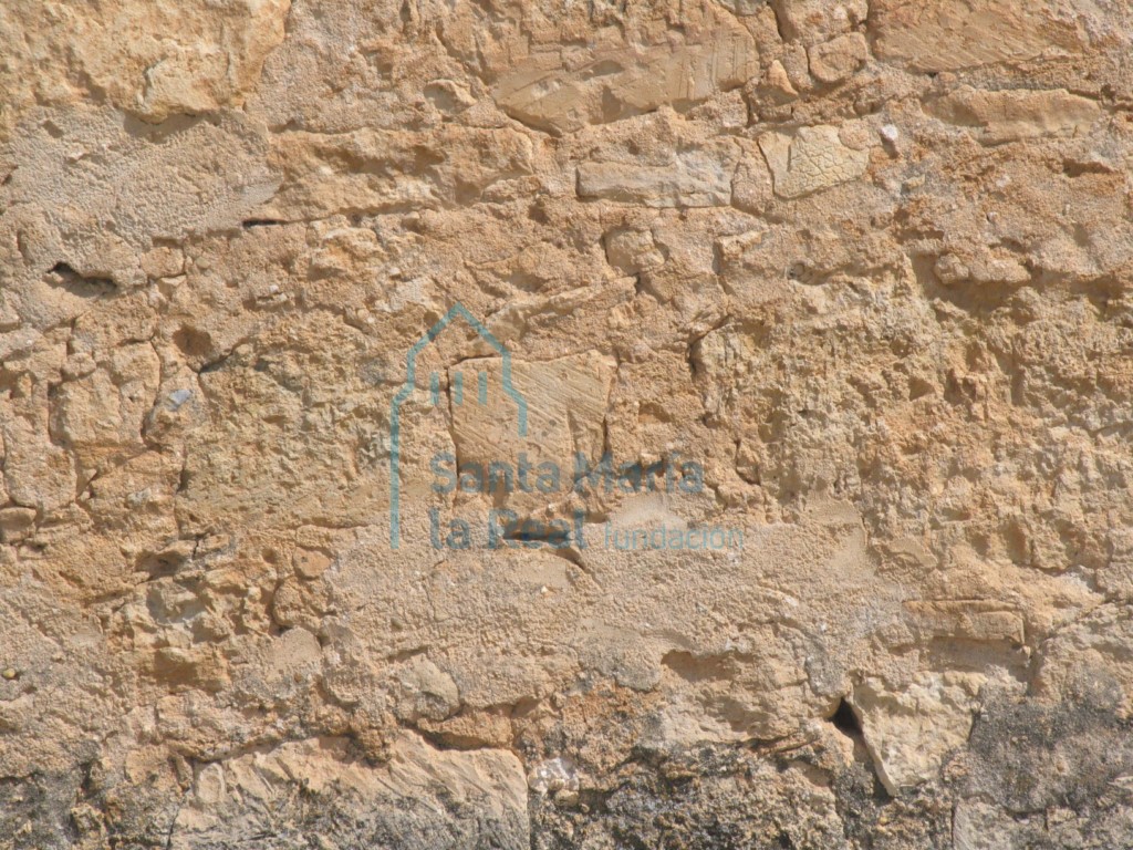 Elementos reutilizados en el muro