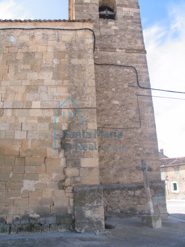 Detalle del muro norte y vista de la fachada norte de la torre