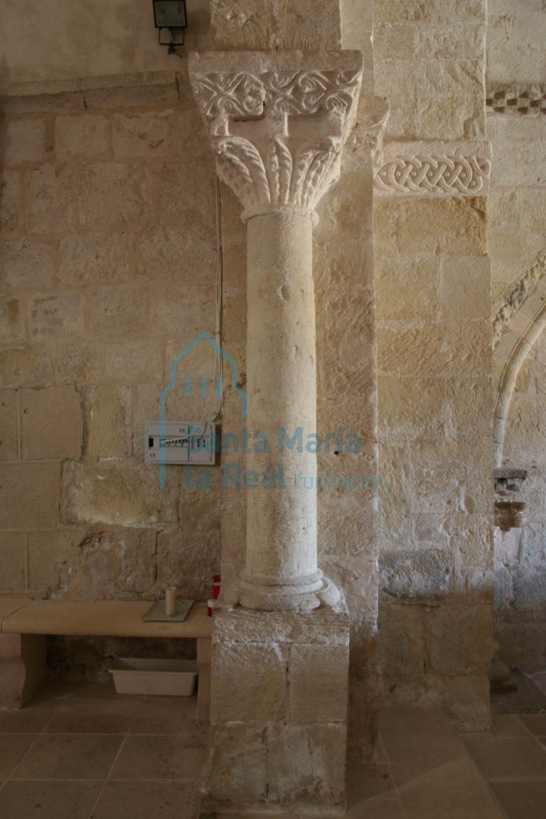 Vista de la columna del arco triunfal