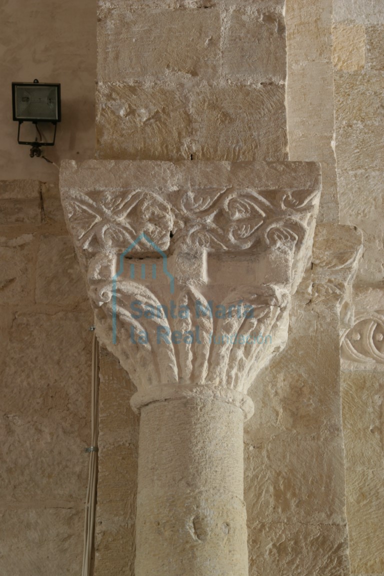 Vista del capitel del arco triunfal