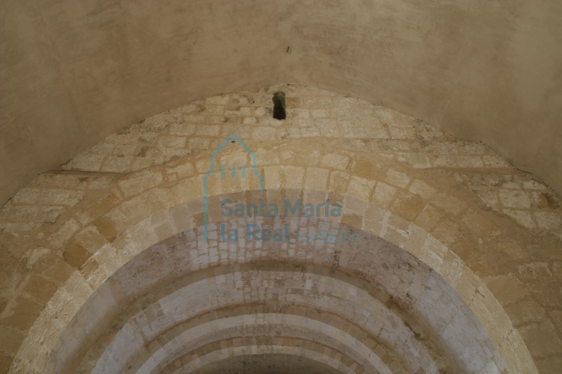 Detalle de la unión entre la antigua y la nueva fábrica de la capilla mayor a la altura del arco triunfal