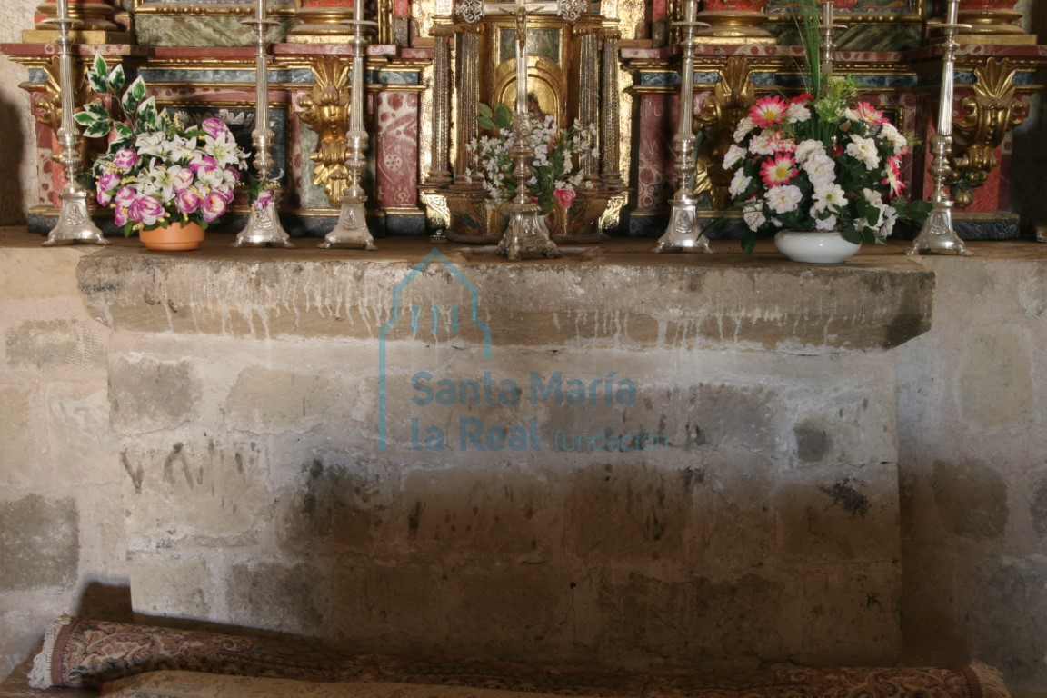 Detalle de la sillería bajo el retablo del siglo XVIII de la cabecera