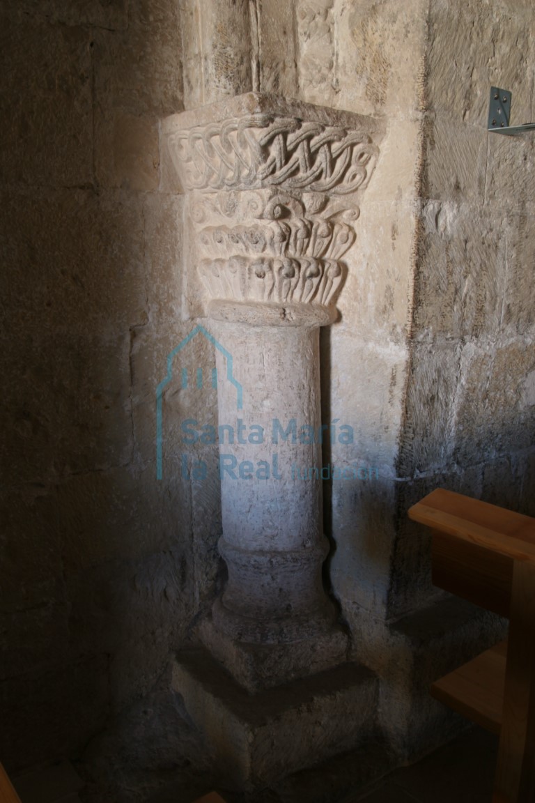 Vista de la columna de la arquería de la nave central Vista de la columna de la arquería de la nave central