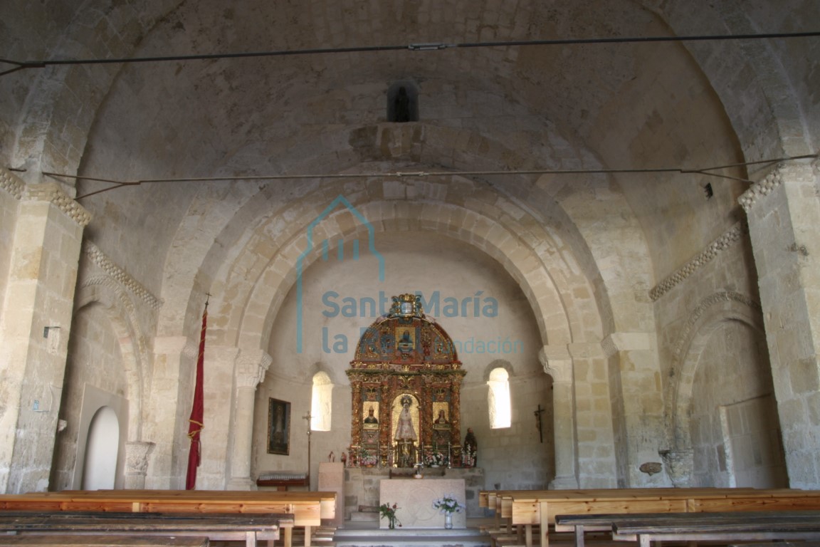 Vista del interior de la iglesia desde los pies