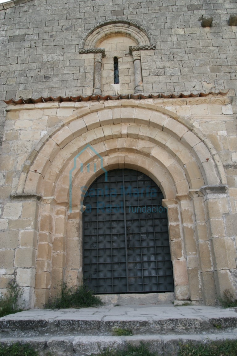 Vista de la portada occidental