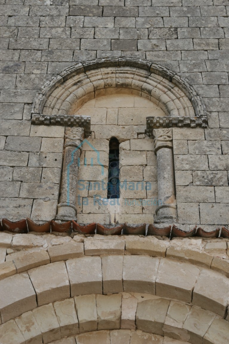 Ventana saetera abocianada al interior en el hastial occidental