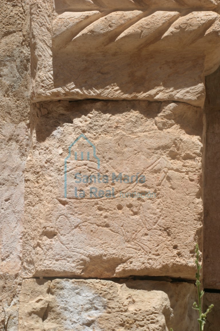 Vista de la imposta y el grafito de léon de la portada meridional