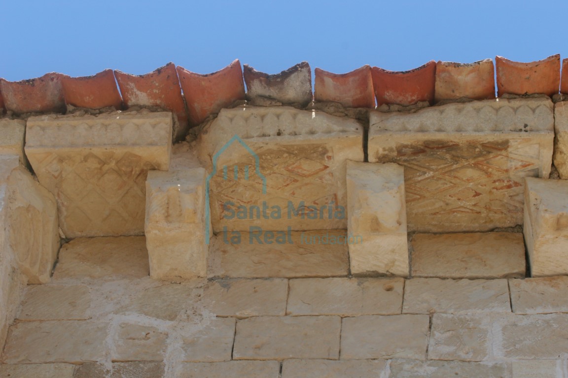 Vista de canecillos en la cornisa del muro meridional