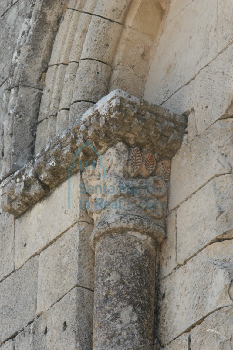 Detalle del lateral izquierdo de la ventana saetera del hastial occidental