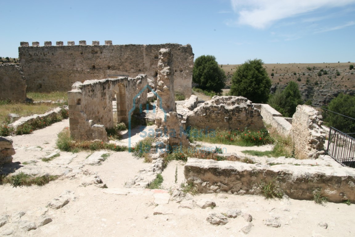 Vista de las ruinas de las dependencias desde el este