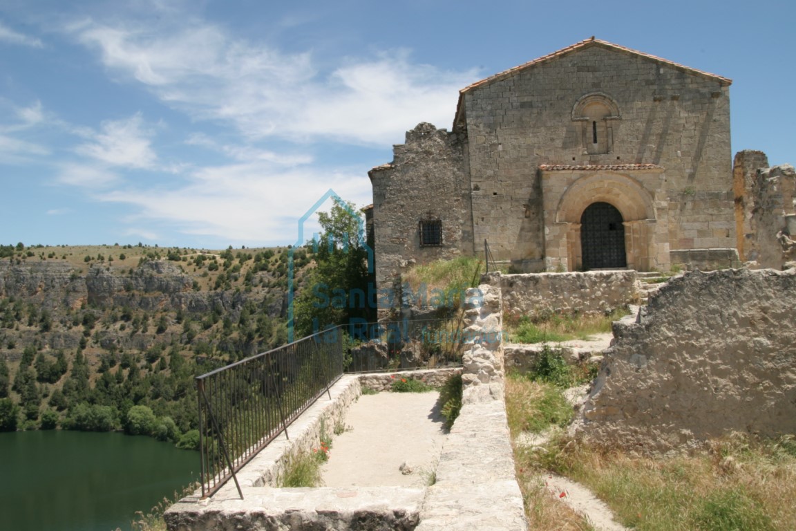 Vista occidental de la iglesia