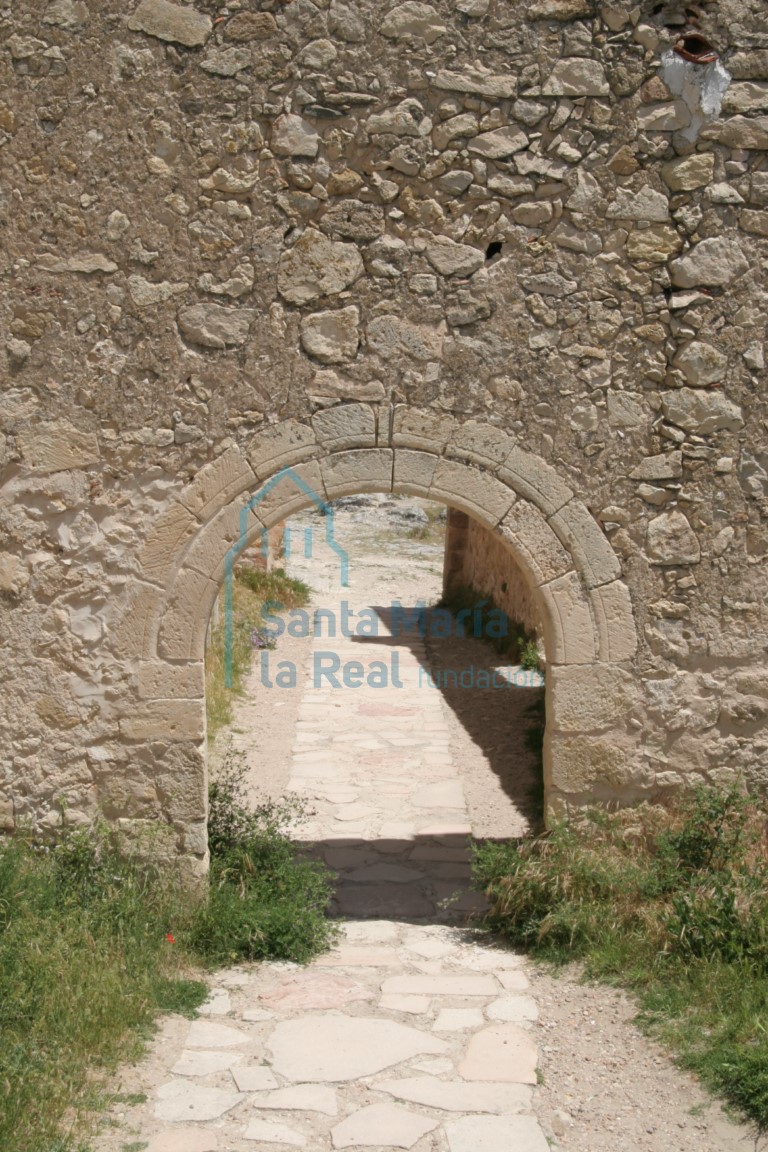 Vista oeste de la puerta de acceso a la dependencia adosada al colateral sur