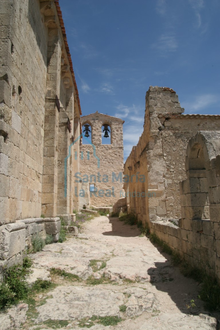 Interior de la capilla sur